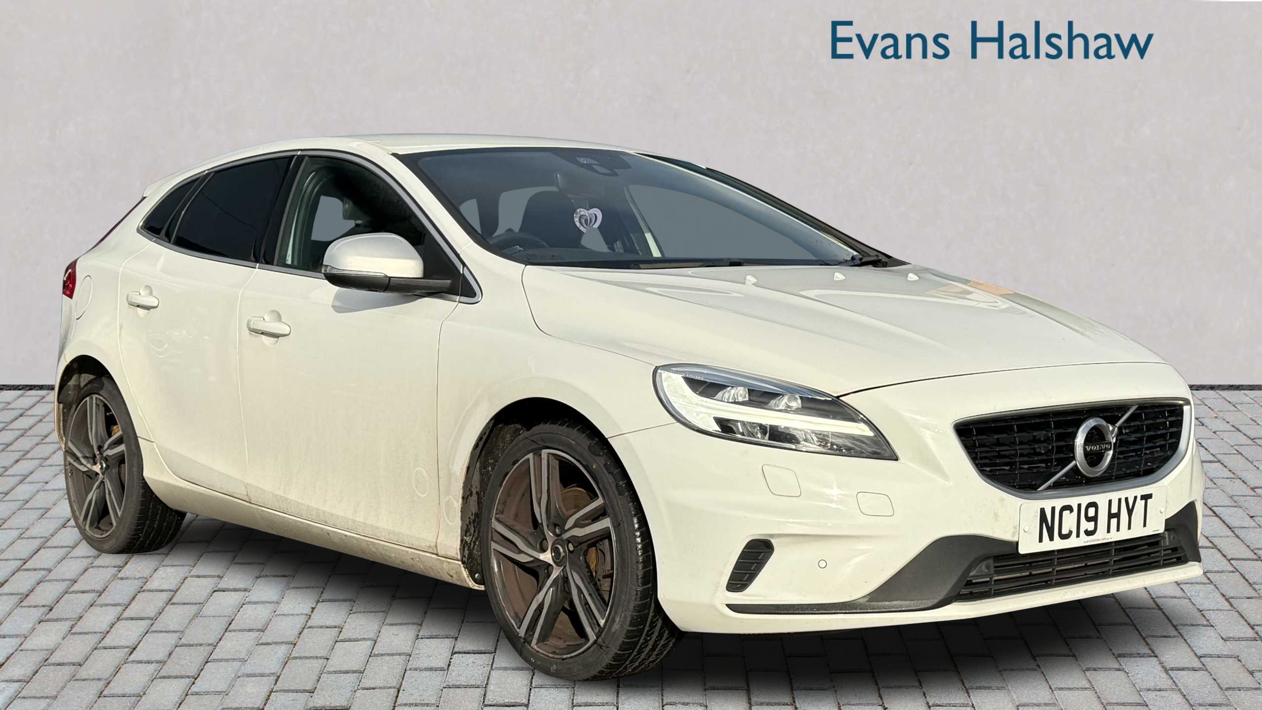Main listing image - Volvo V40