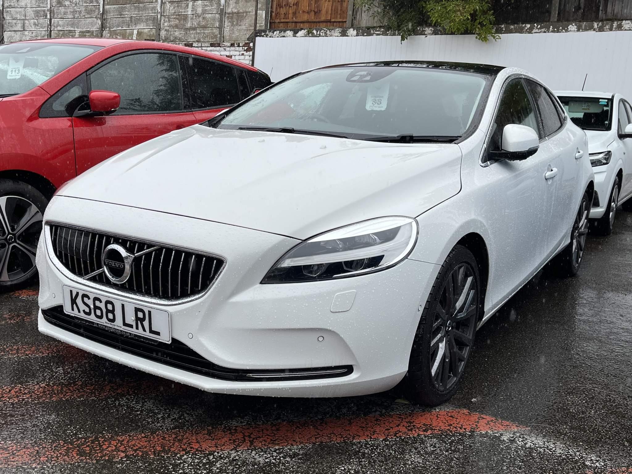 Main listing image - Volvo V40