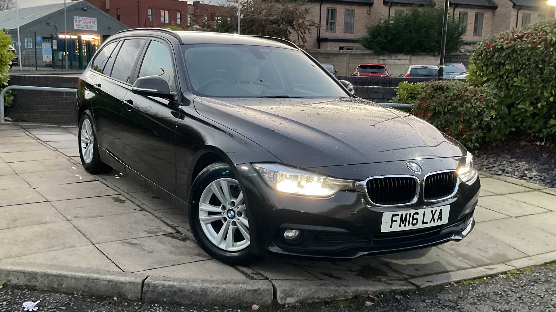 Main listing image - BMW 3 Series Touring