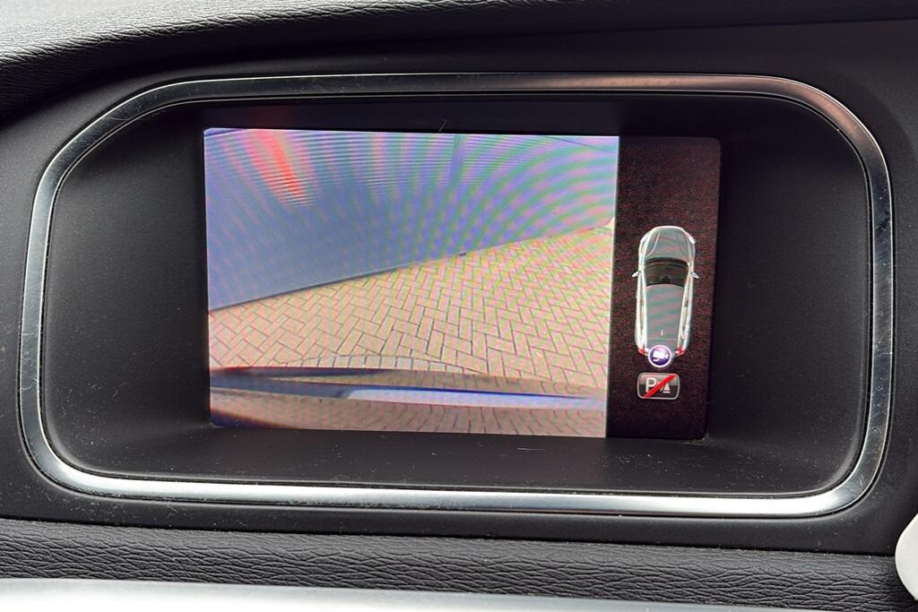 Main listing image - Volvo V40