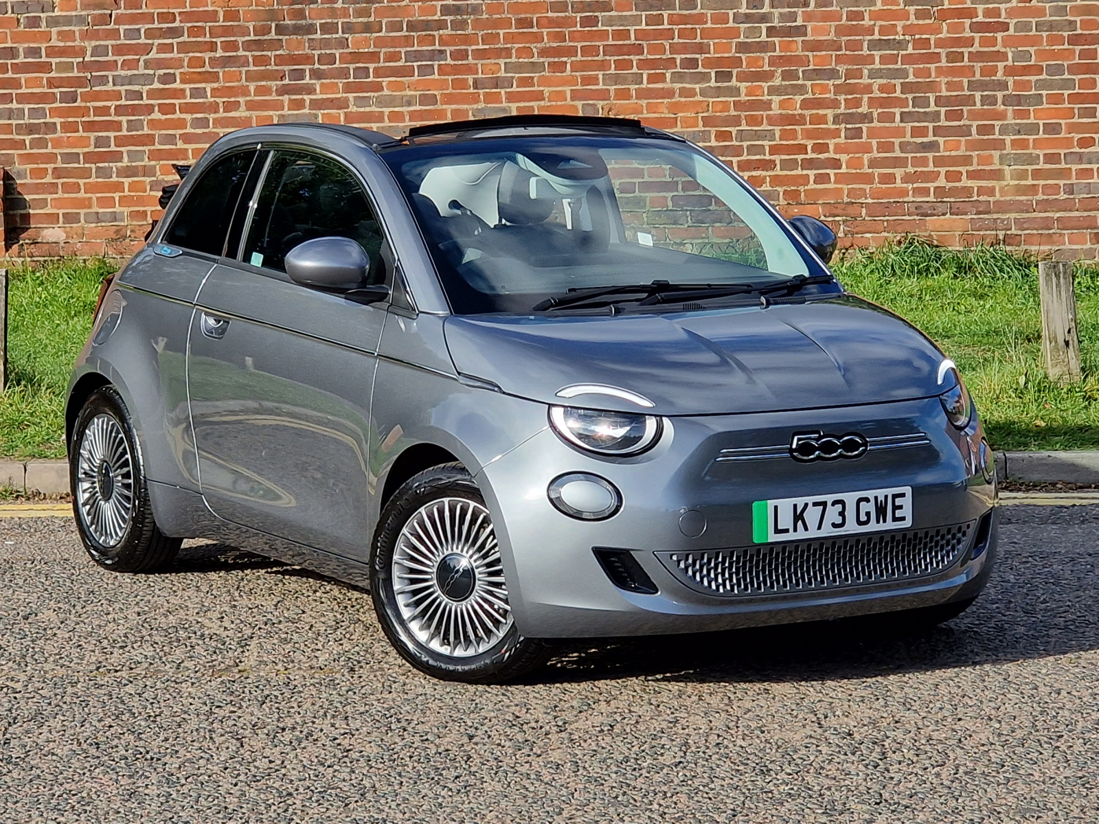 Main listing image - Fiat 500 Electric