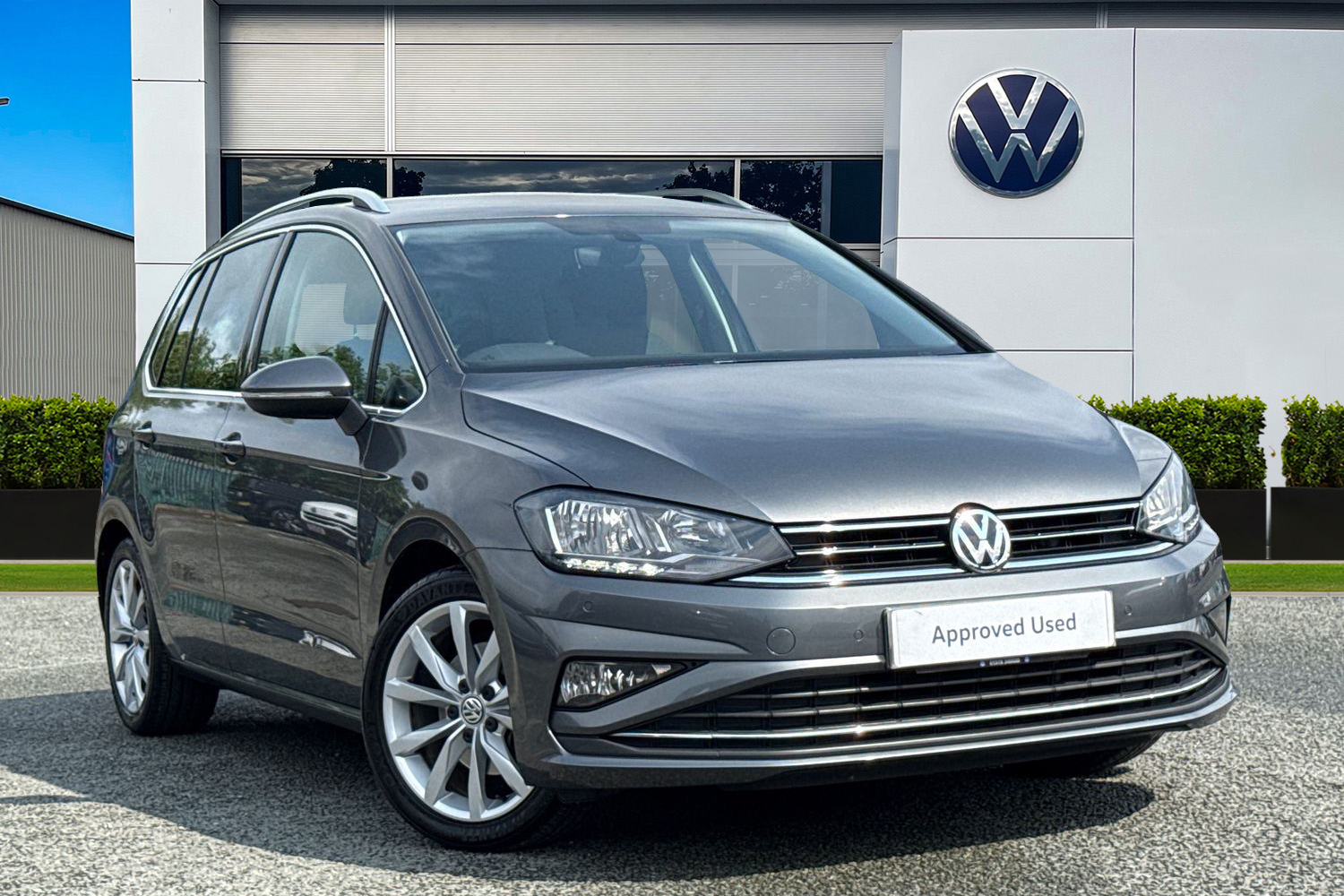 Main listing image - Volkswagen Golf SV
