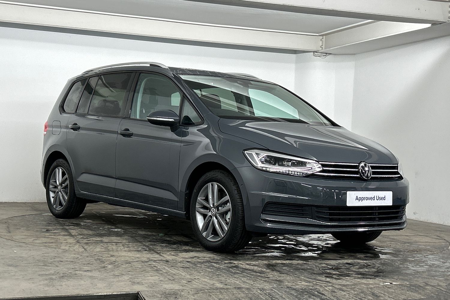 Main listing image - Volkswagen Touran