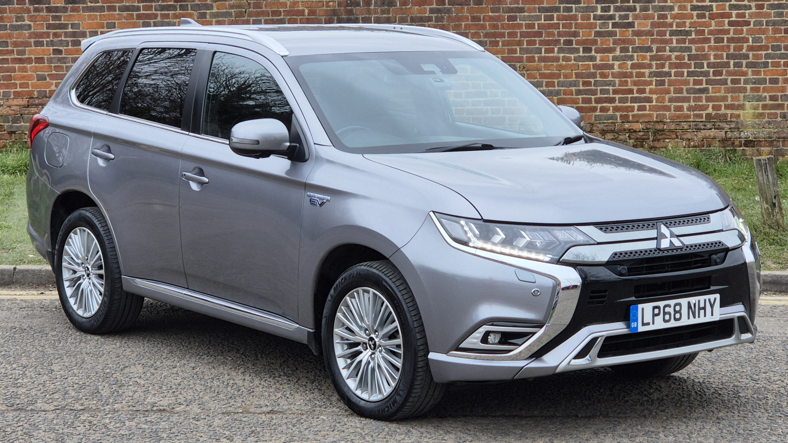 Main listing image - Mitsubishi Outlander