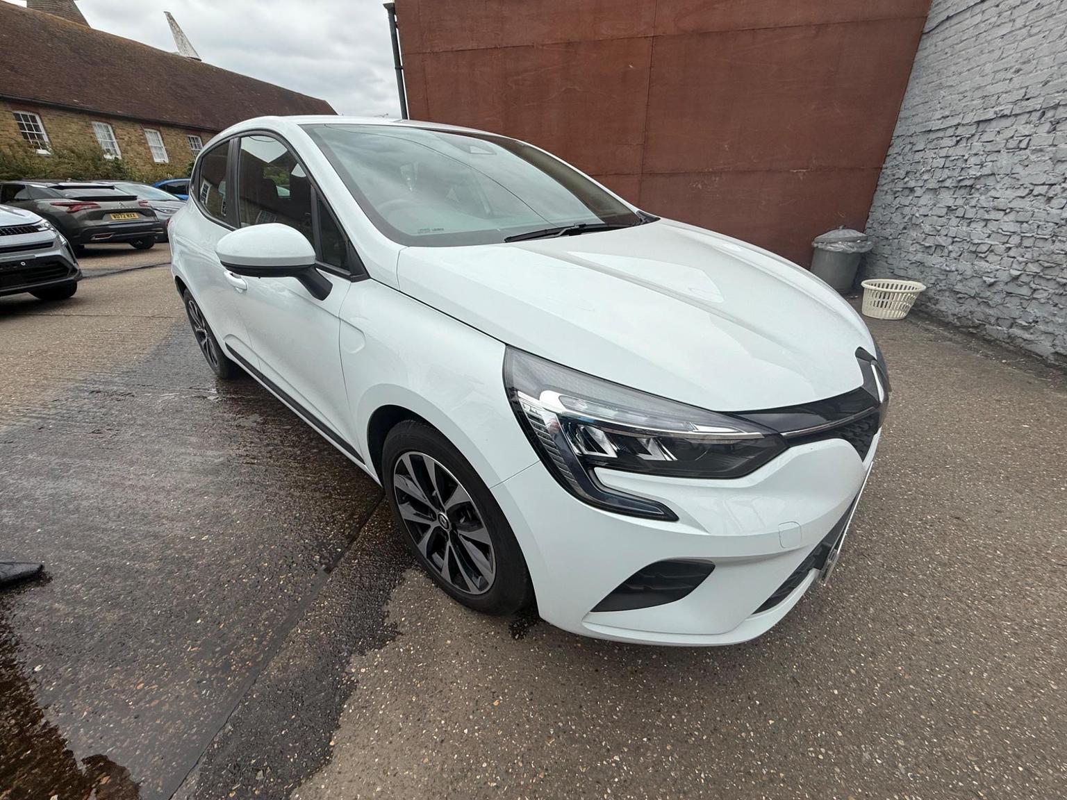 Main listing image - Renault Clio