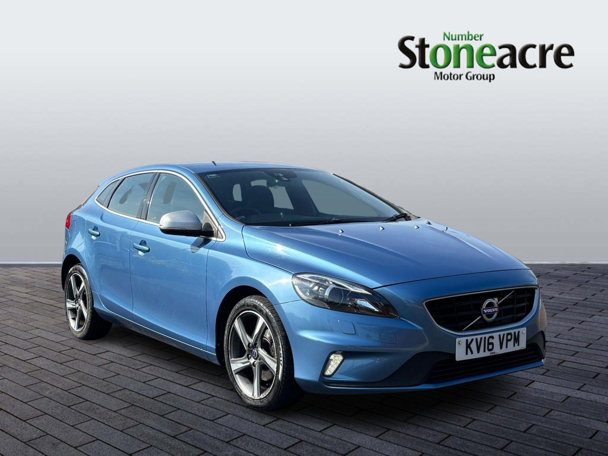 Main listing image - Volvo V40