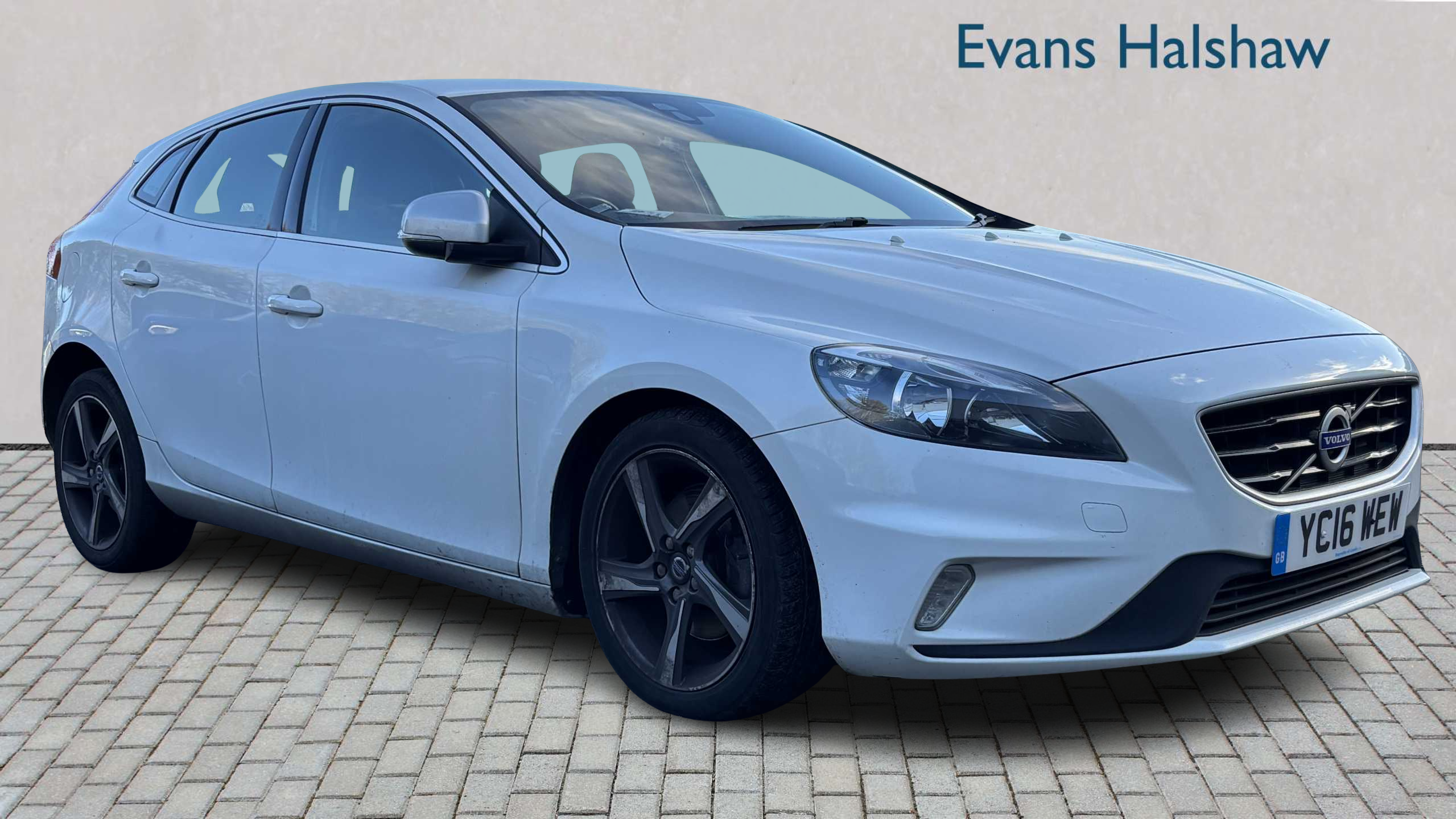 Main listing image - Volvo V40