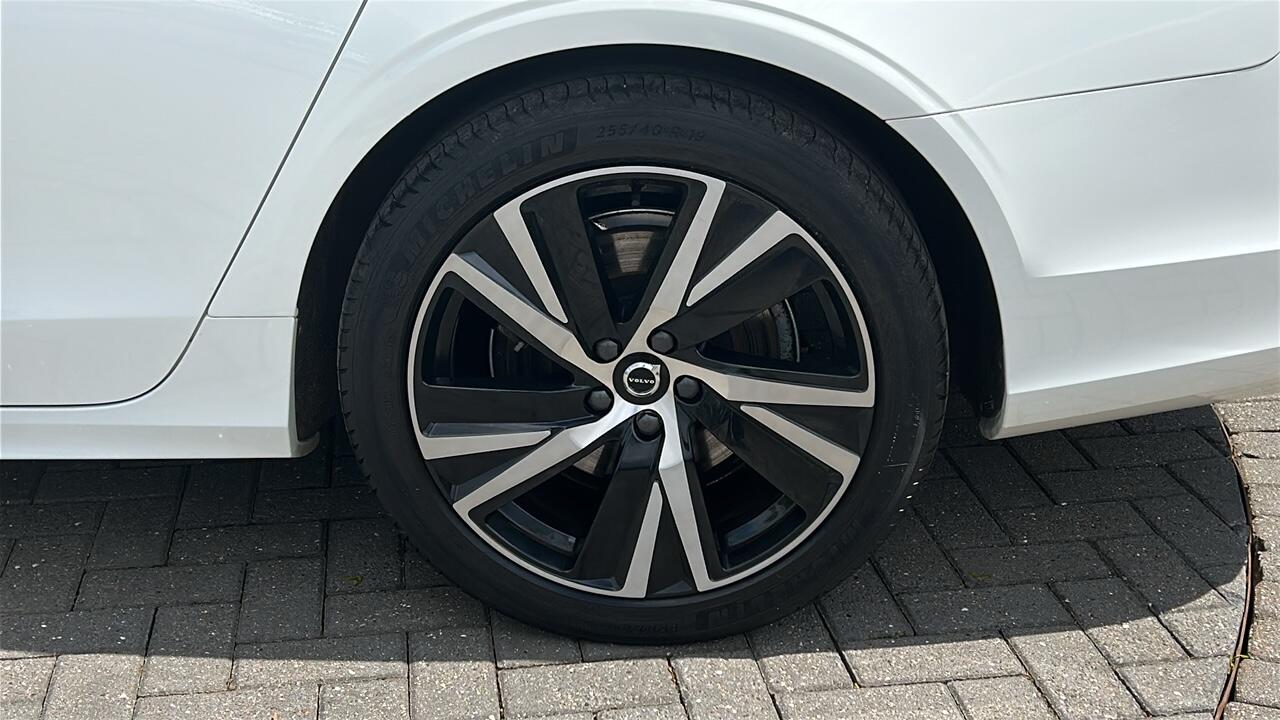 Main listing image - Volvo V90