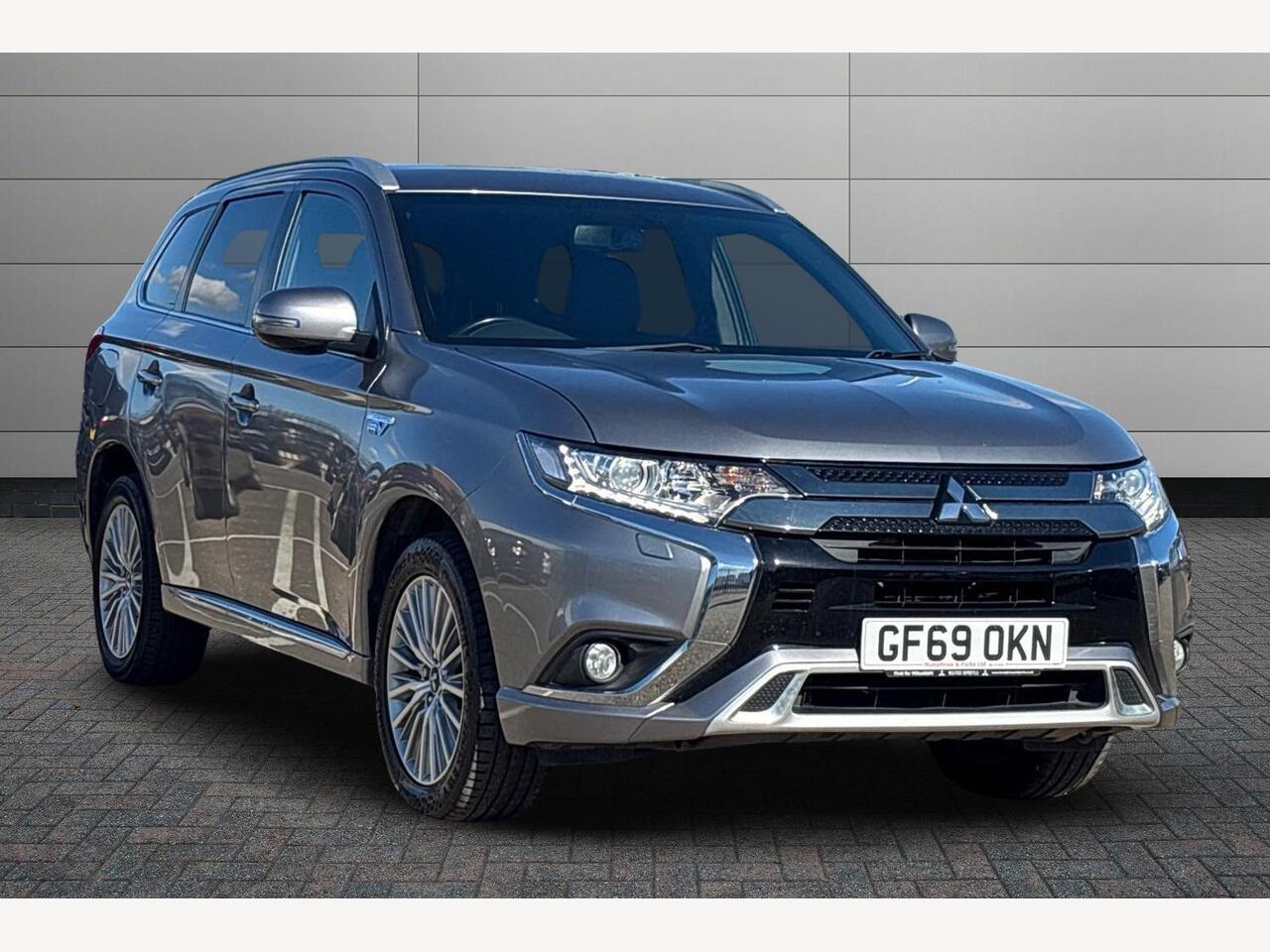 Main listing image - Mitsubishi Outlander
