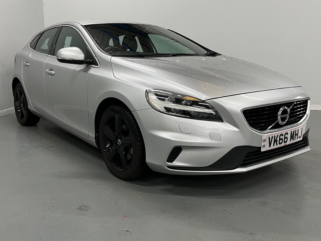 Main listing image - Volvo V40