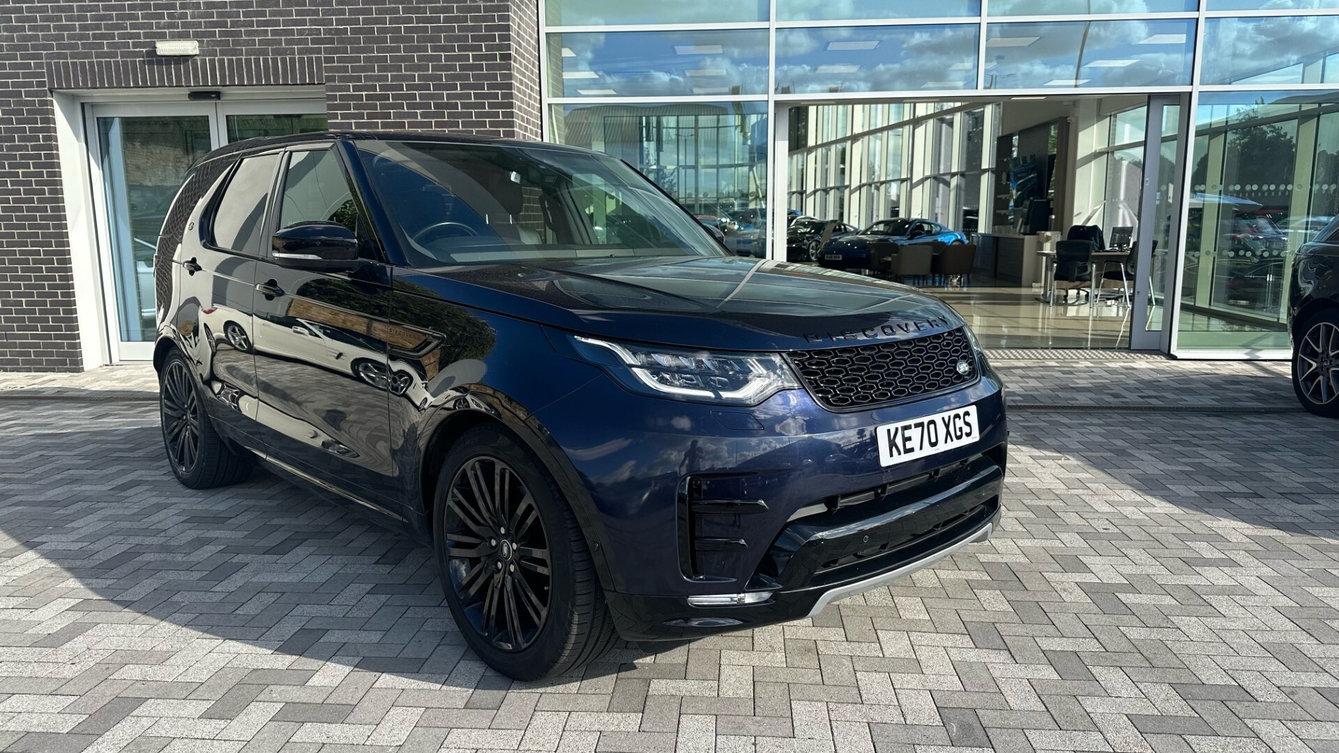 Main listing image - Land Rover Discovery