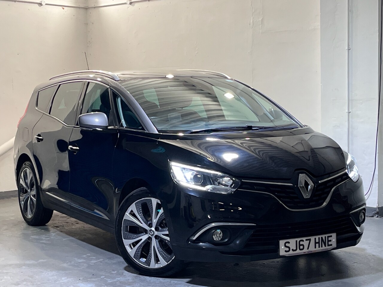 Main listing image - Renault Grand Scenic