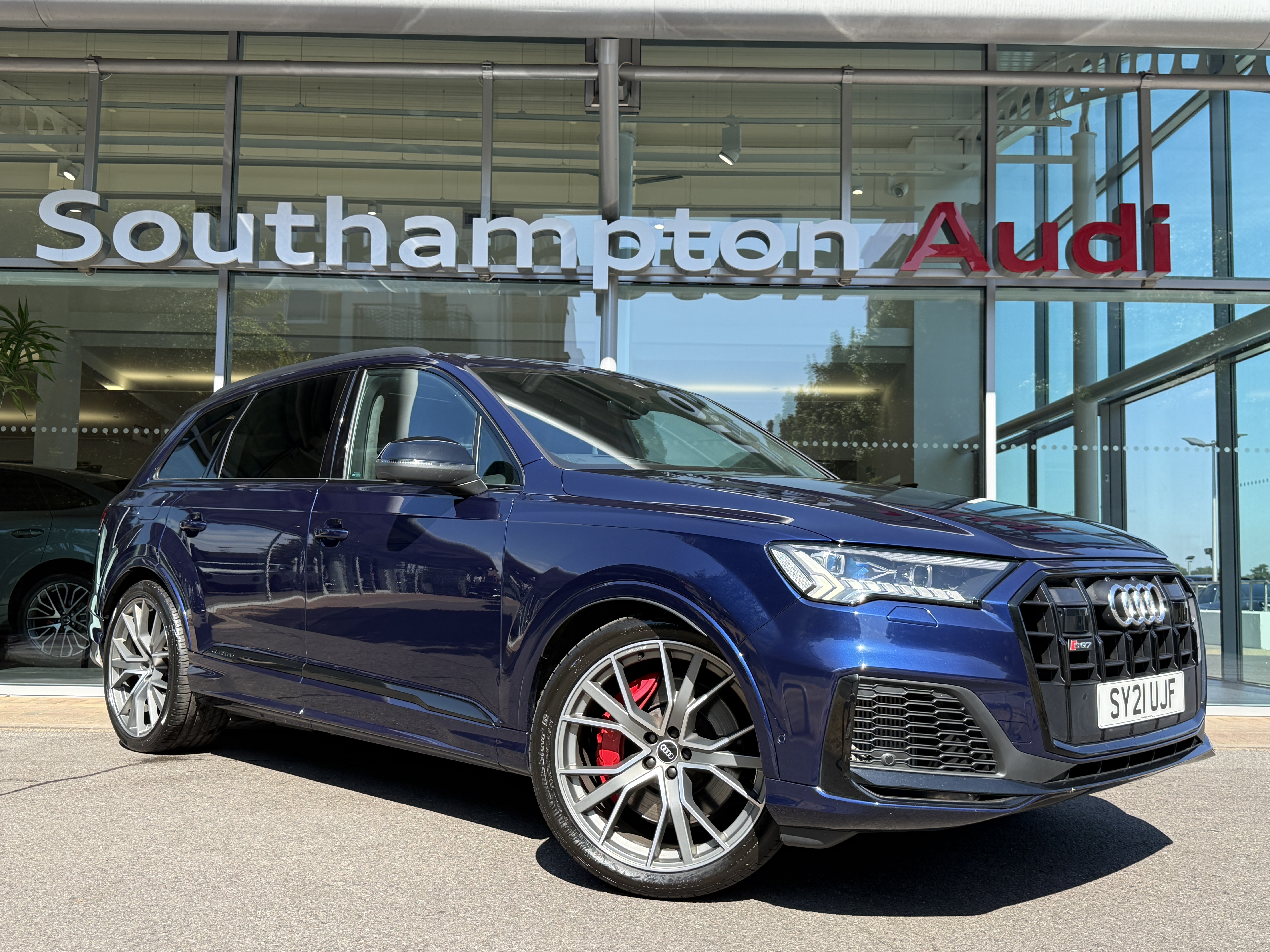 Main listing image - Audi Q7
