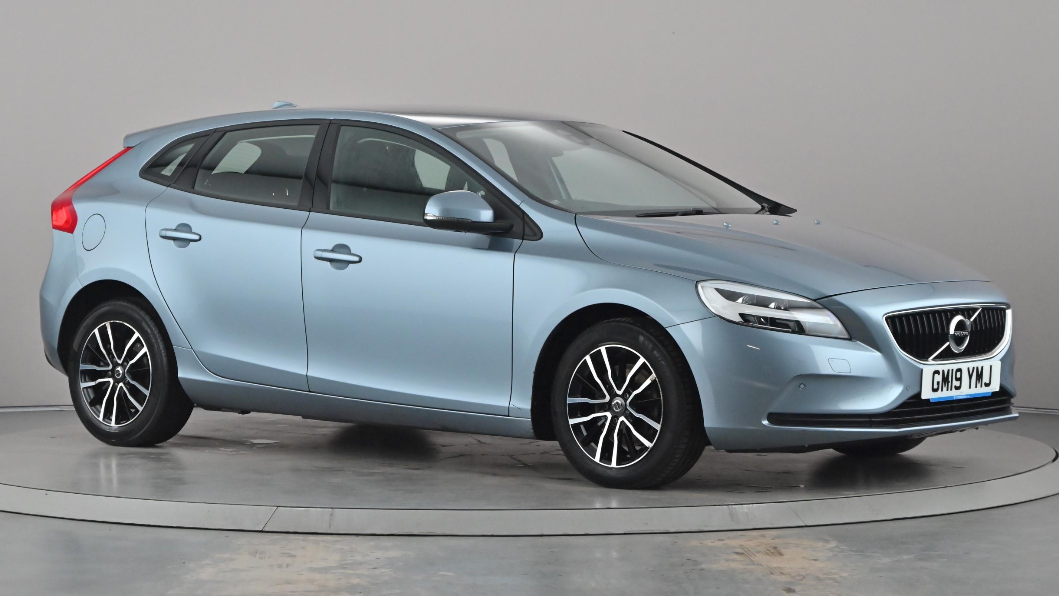 Main listing image - Volvo V40