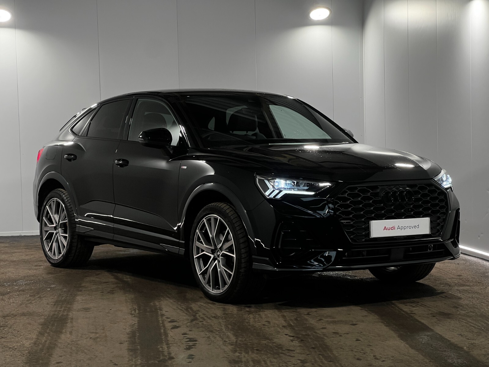 Main listing image - Audi Q3