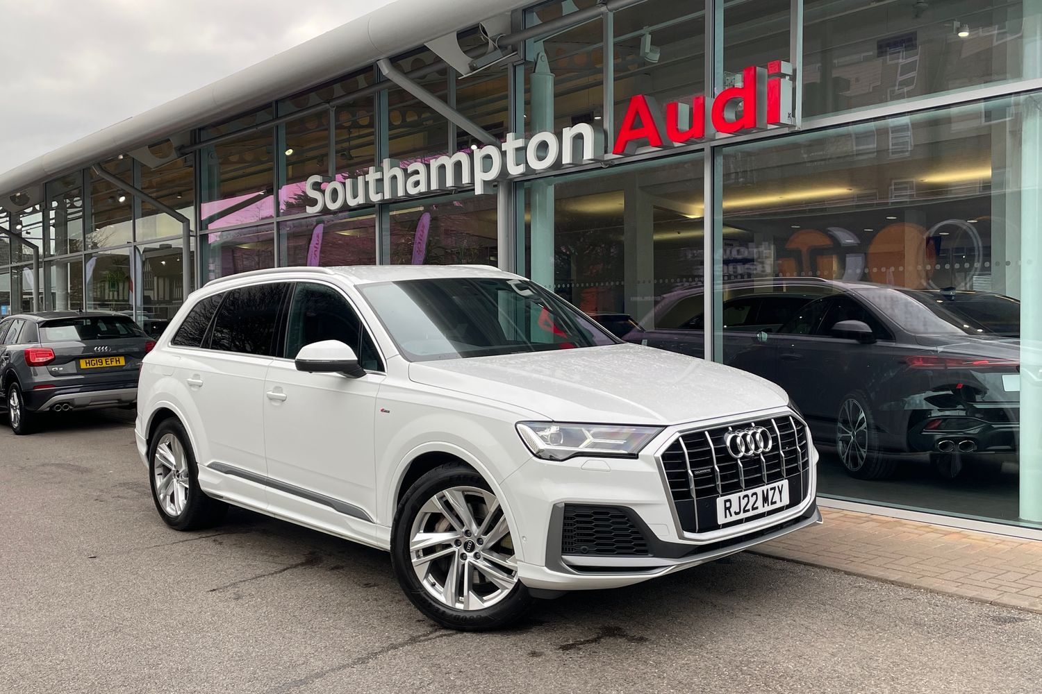 Main listing image - Audi Q7