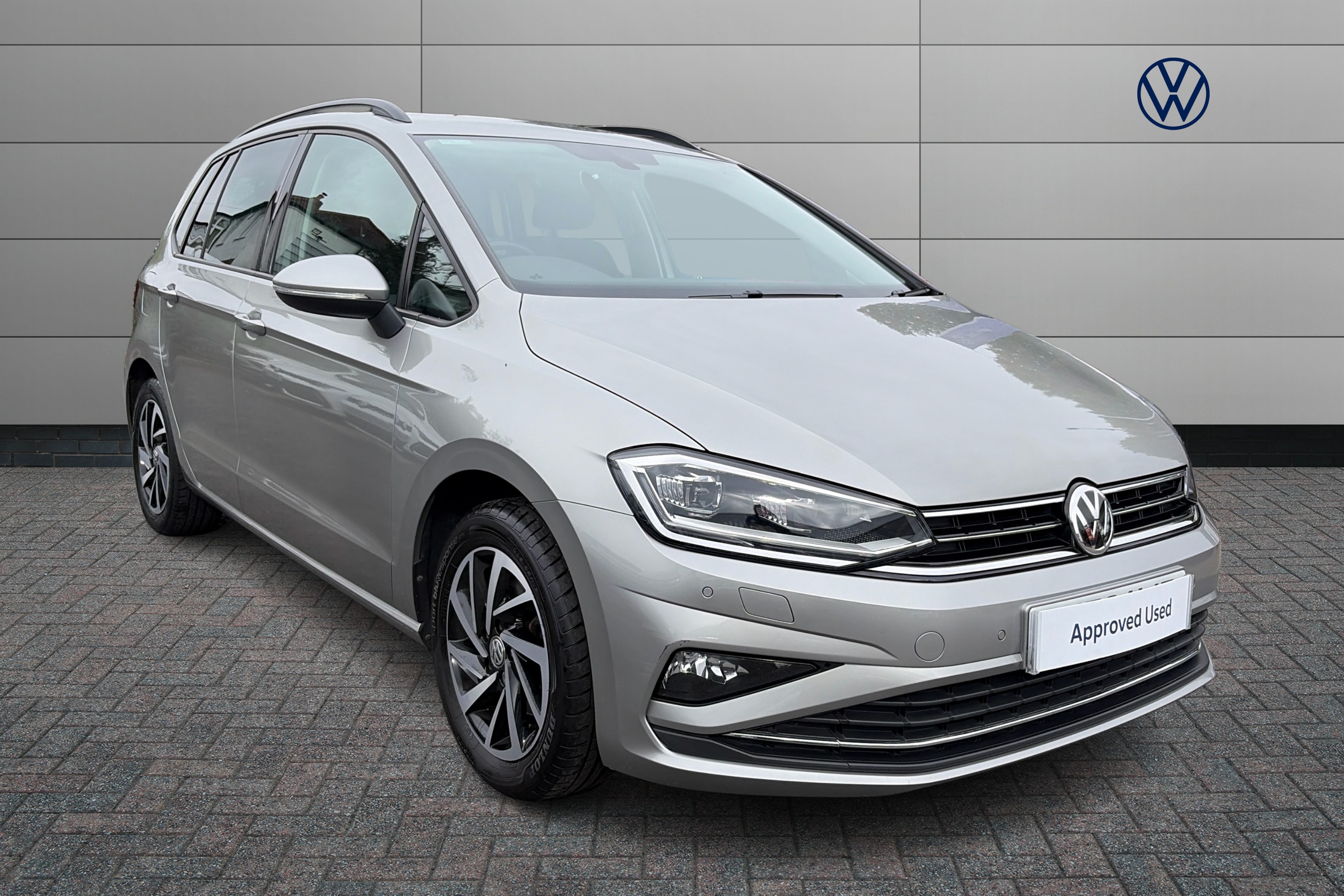 Main listing image - Volkswagen Golf SV