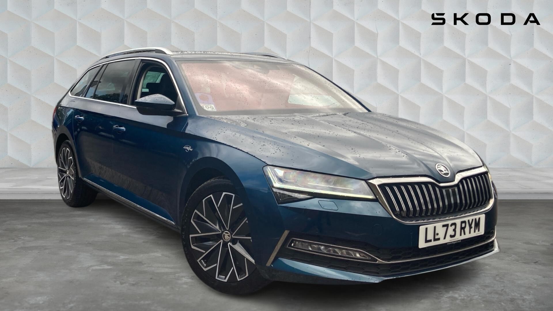 Main listing image - Skoda Superb