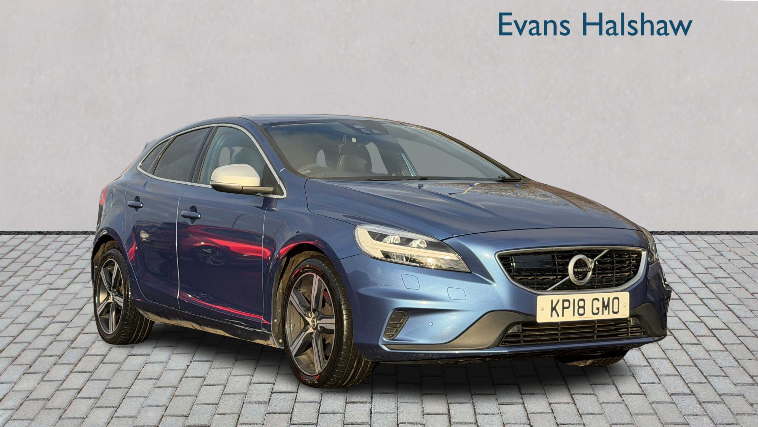 Main listing image - Volvo V40