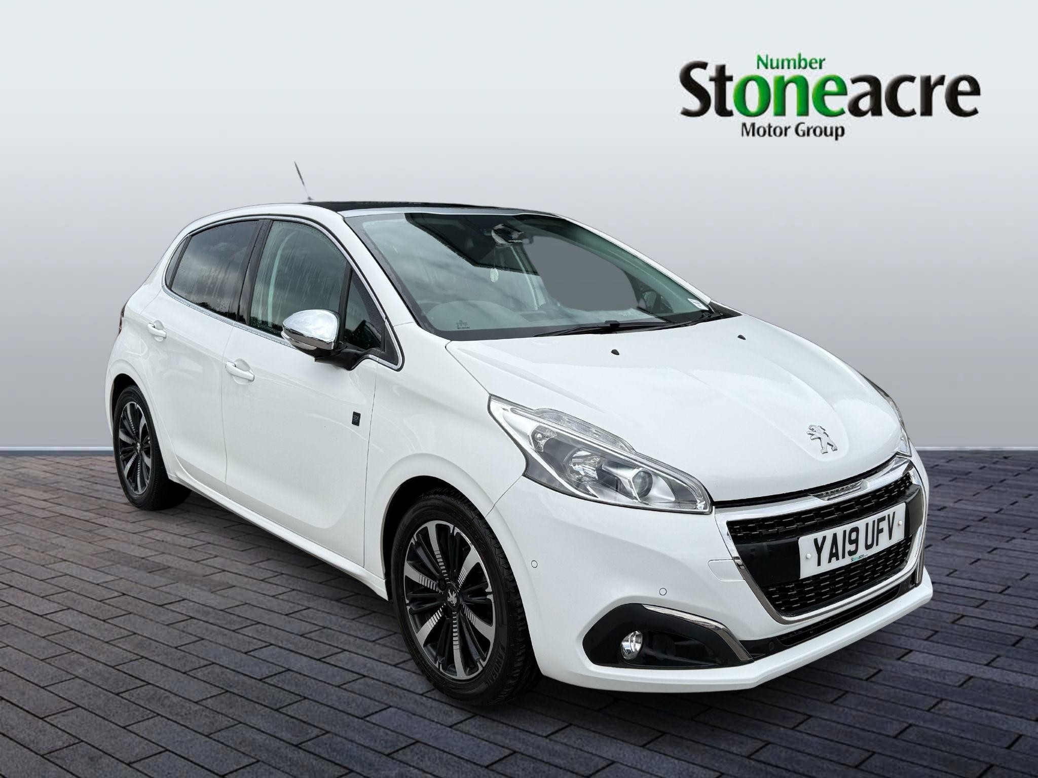 Main listing image - Peugeot 208