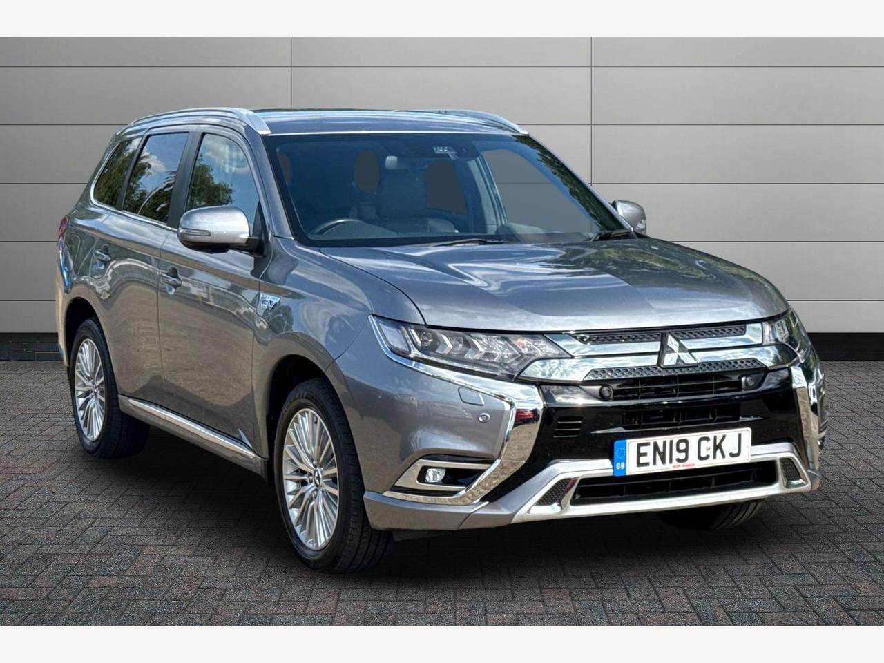 Main listing image - Mitsubishi Outlander