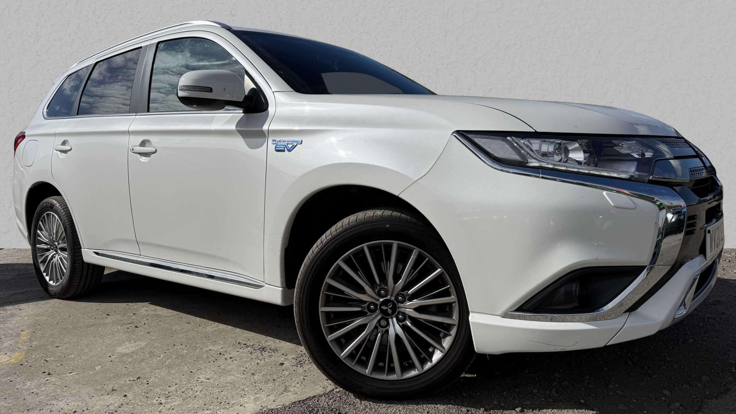 Main listing image - Mitsubishi Outlander