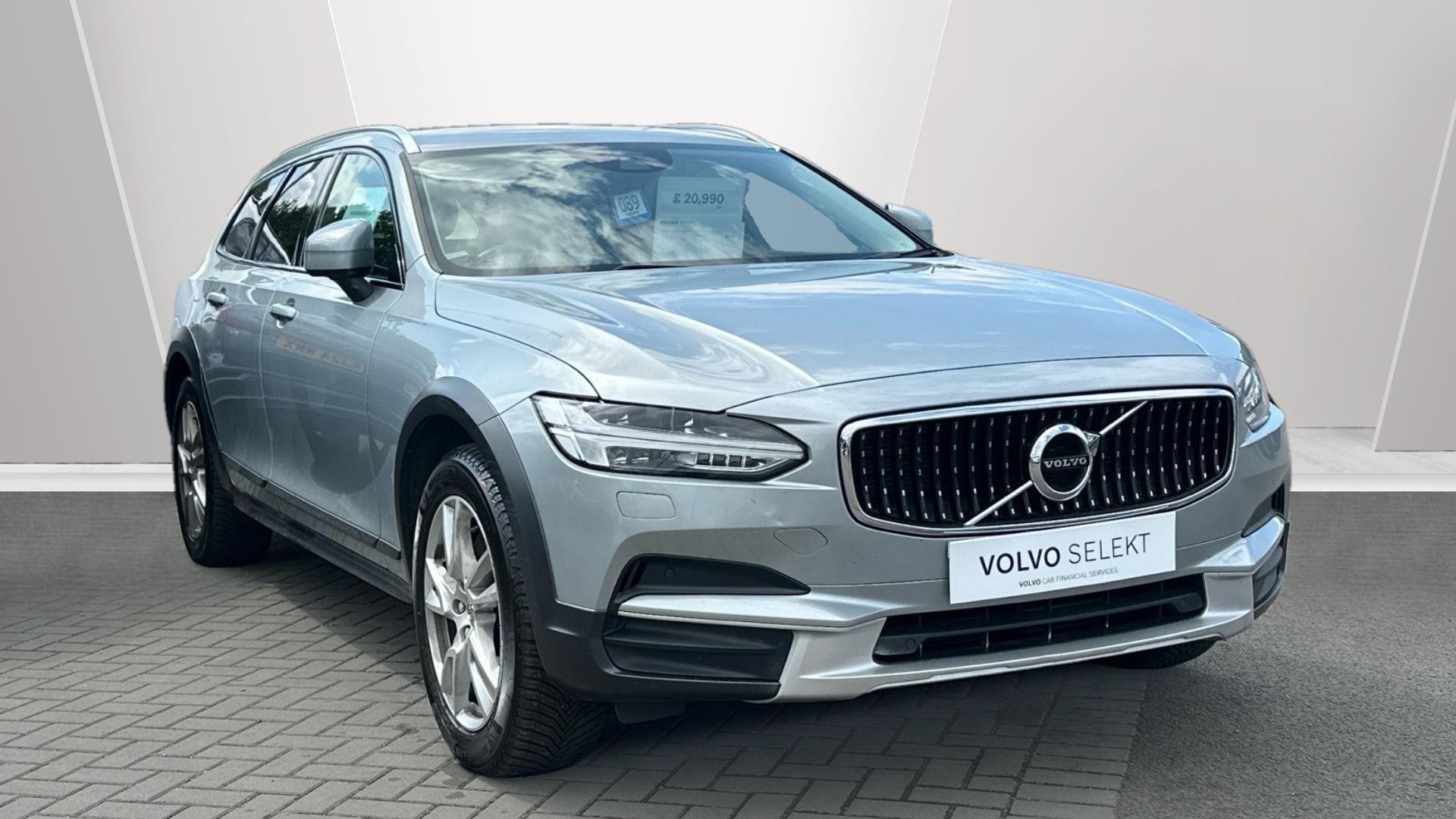 Main listing image - Volvo V90 Cross Country