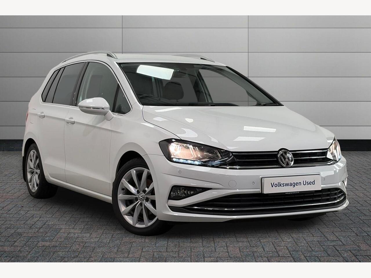 Main listing image - Volkswagen Golf SV