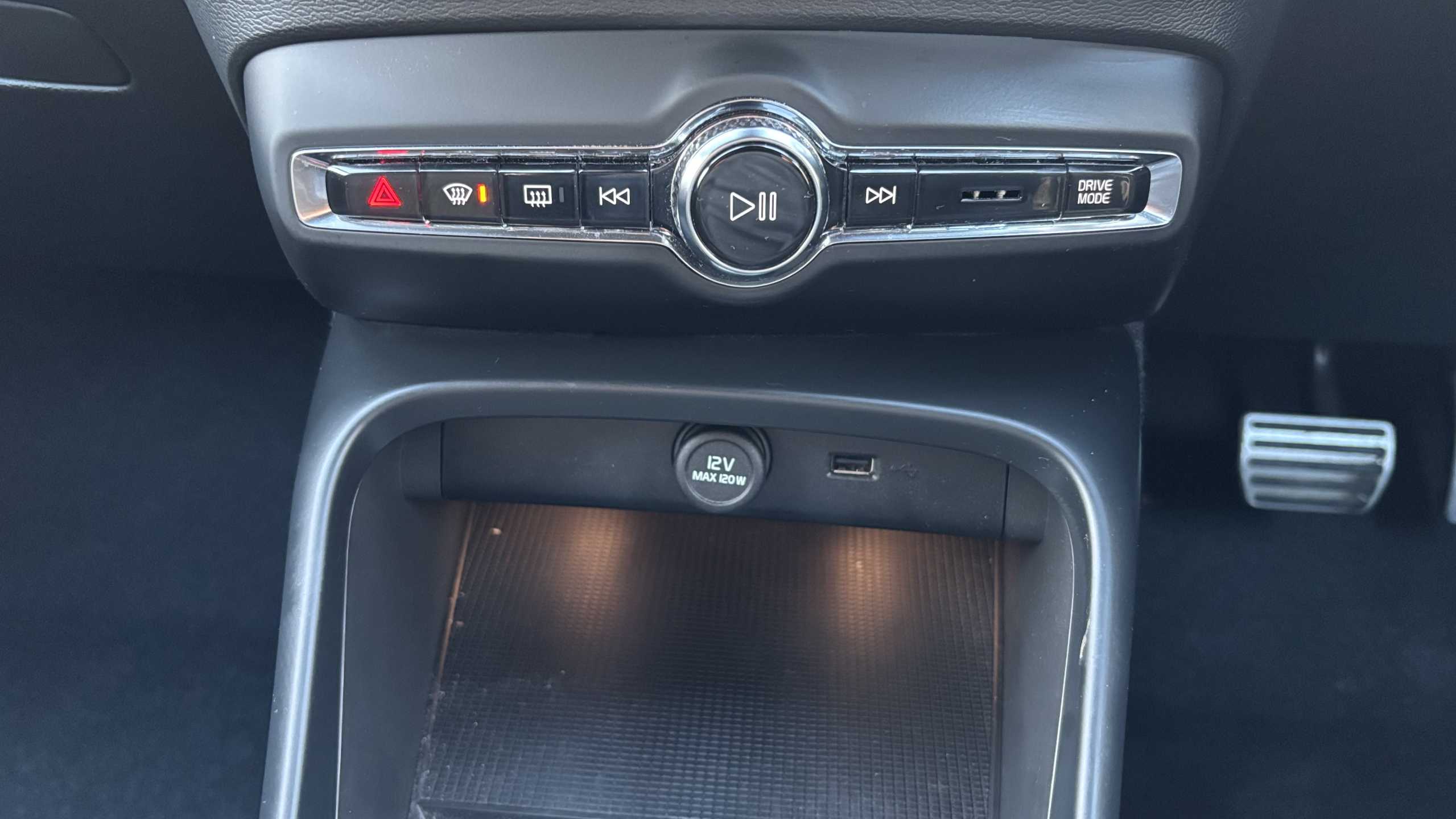 Main listing image - Volvo XC40 Recharge