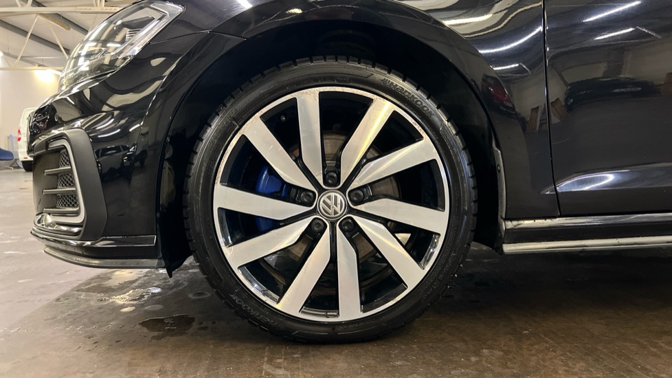Main listing image - Volkswagen Golf GTE