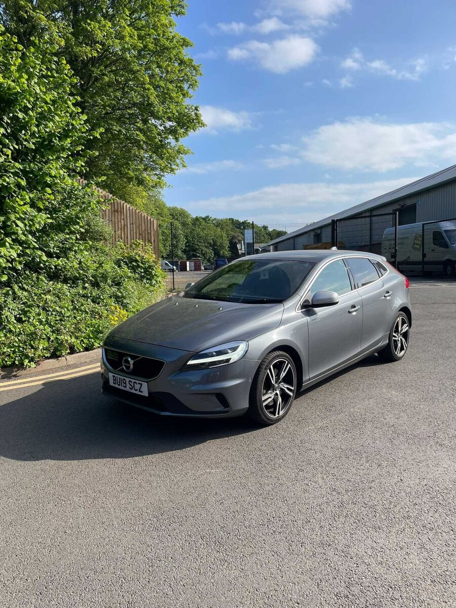 Main listing image - Volvo V40