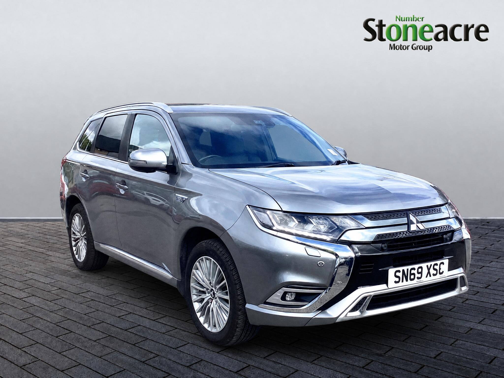 Main listing image - Mitsubishi Outlander