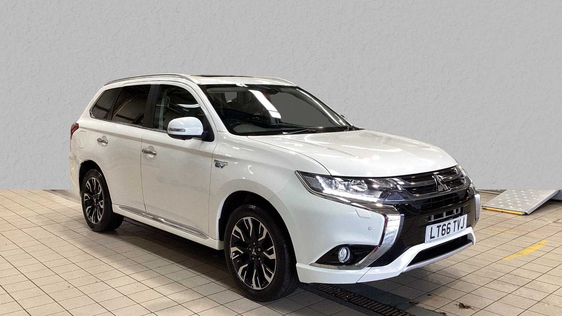 Main listing image - Mitsubishi Outlander