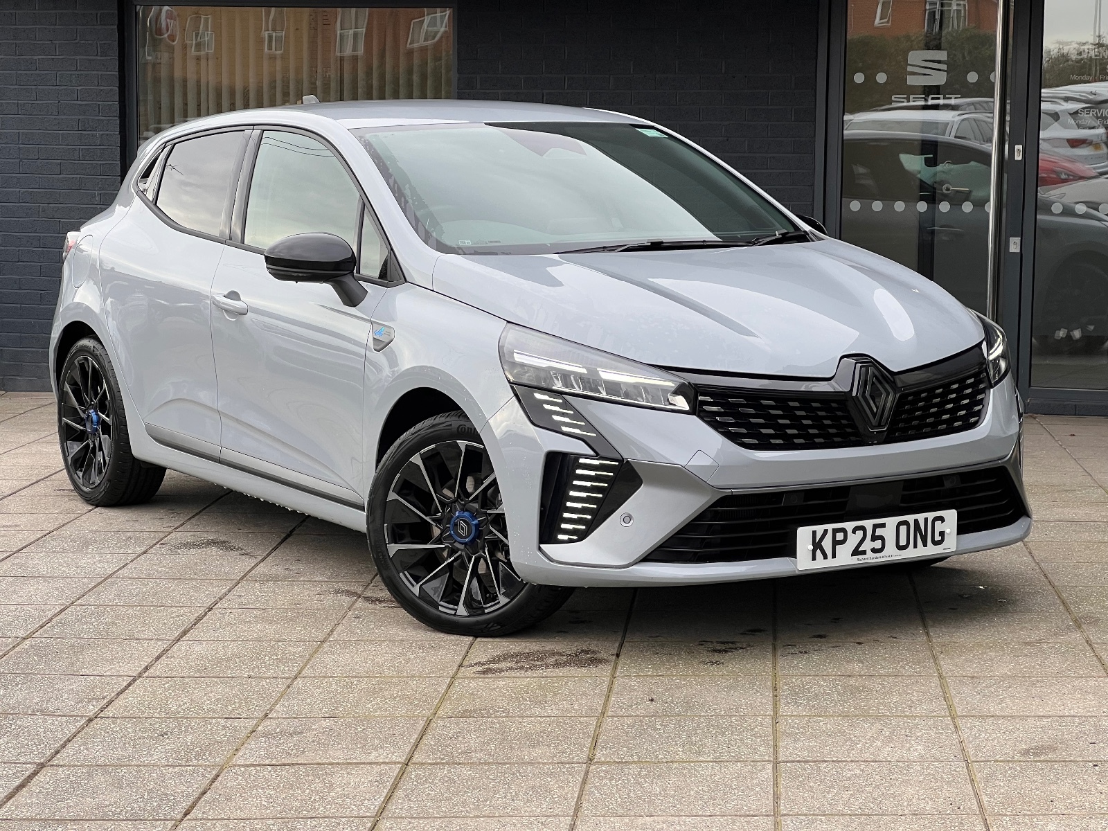 Main listing image - Renault Clio