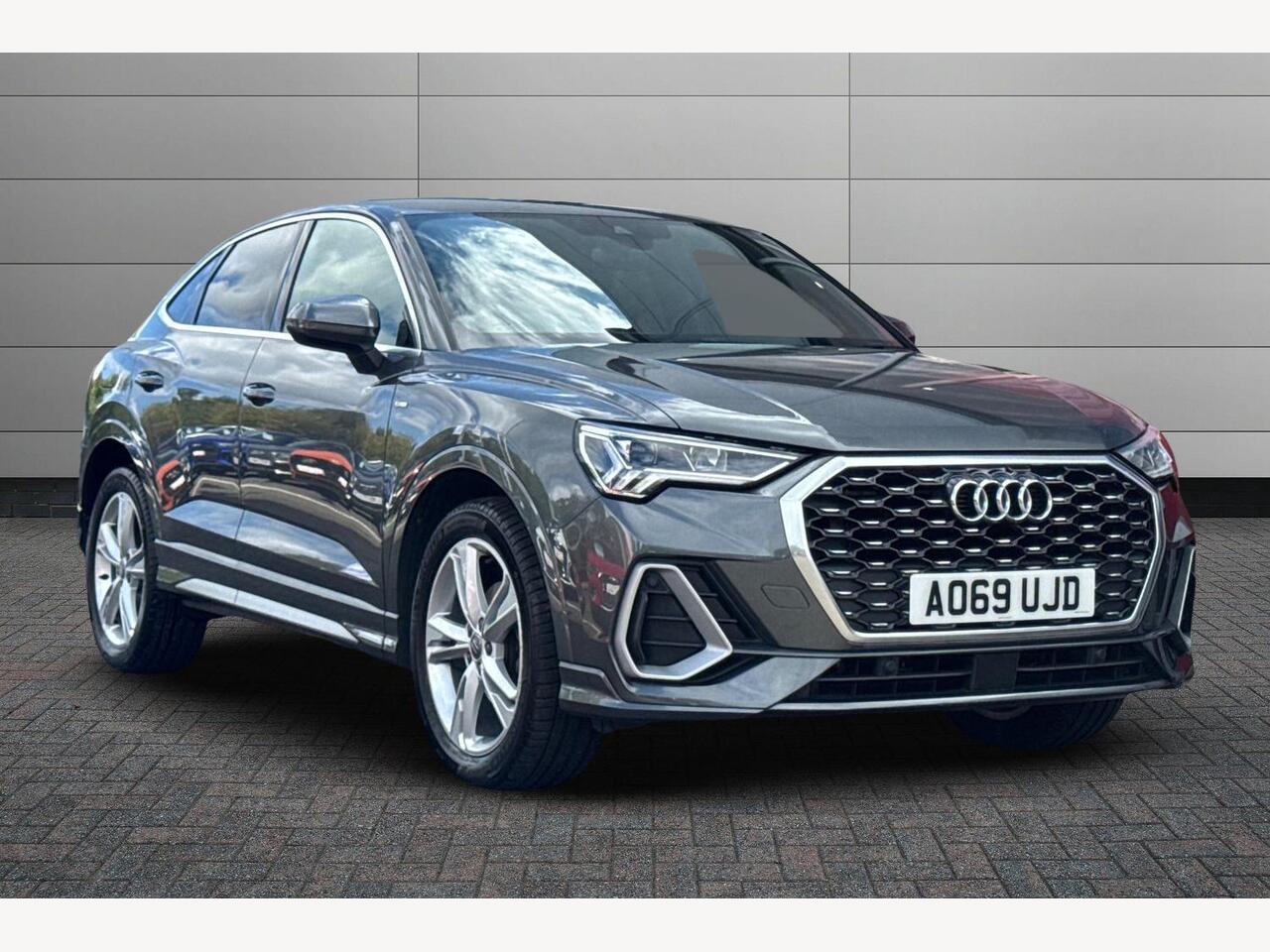 Main listing image - Audi Q3