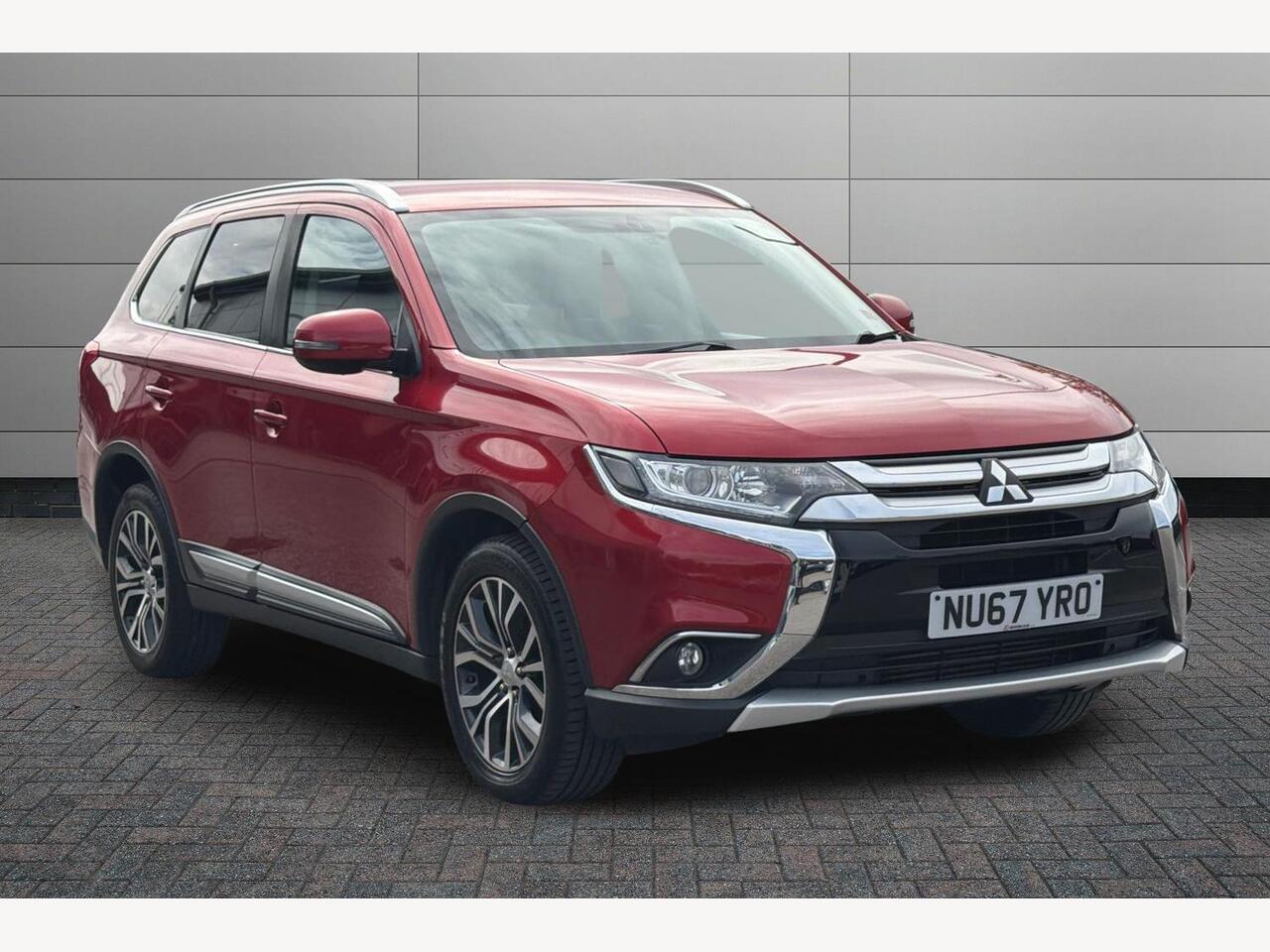 Main listing image - Mitsubishi Outlander