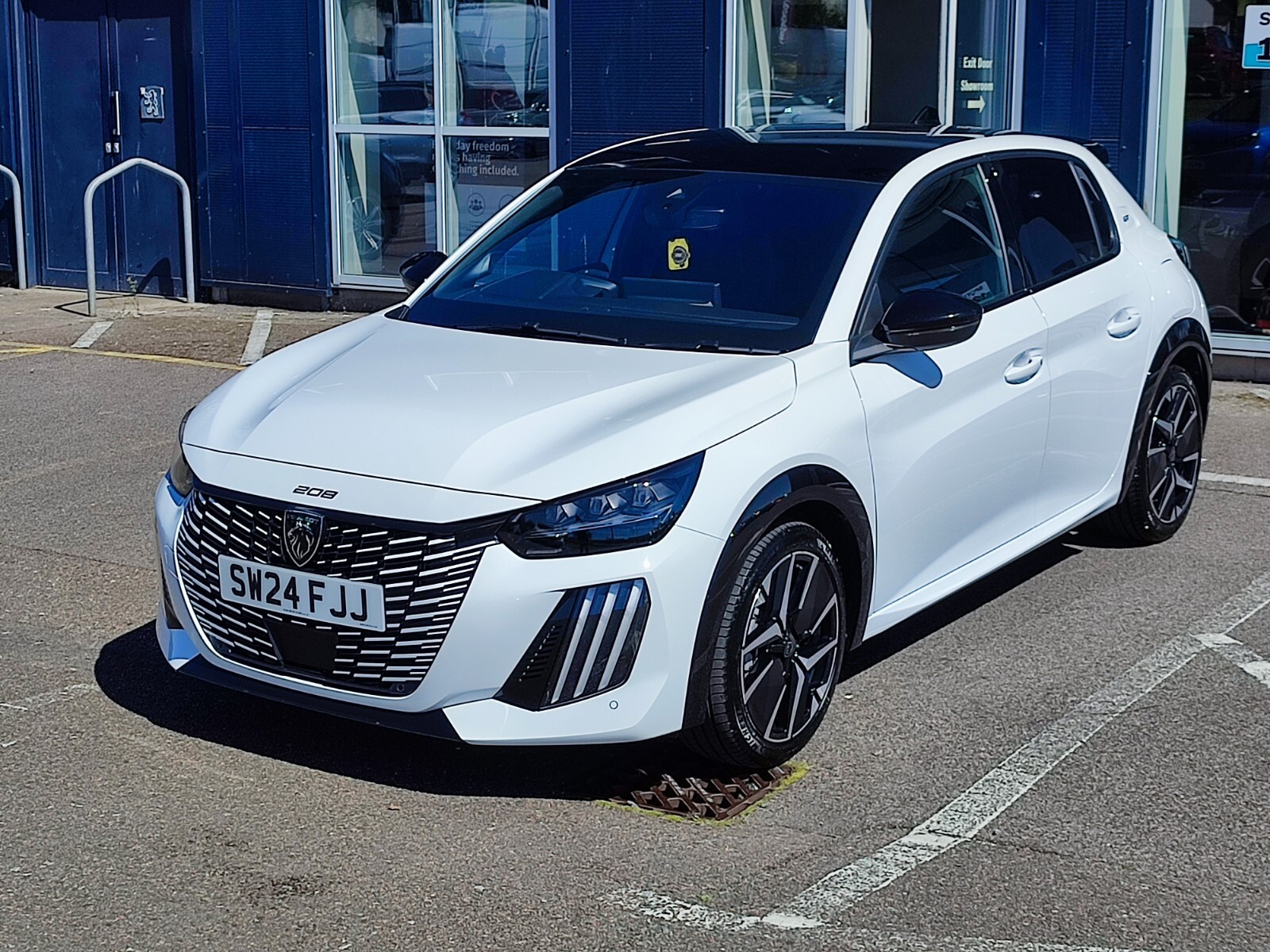 Main listing image - Peugeot 208