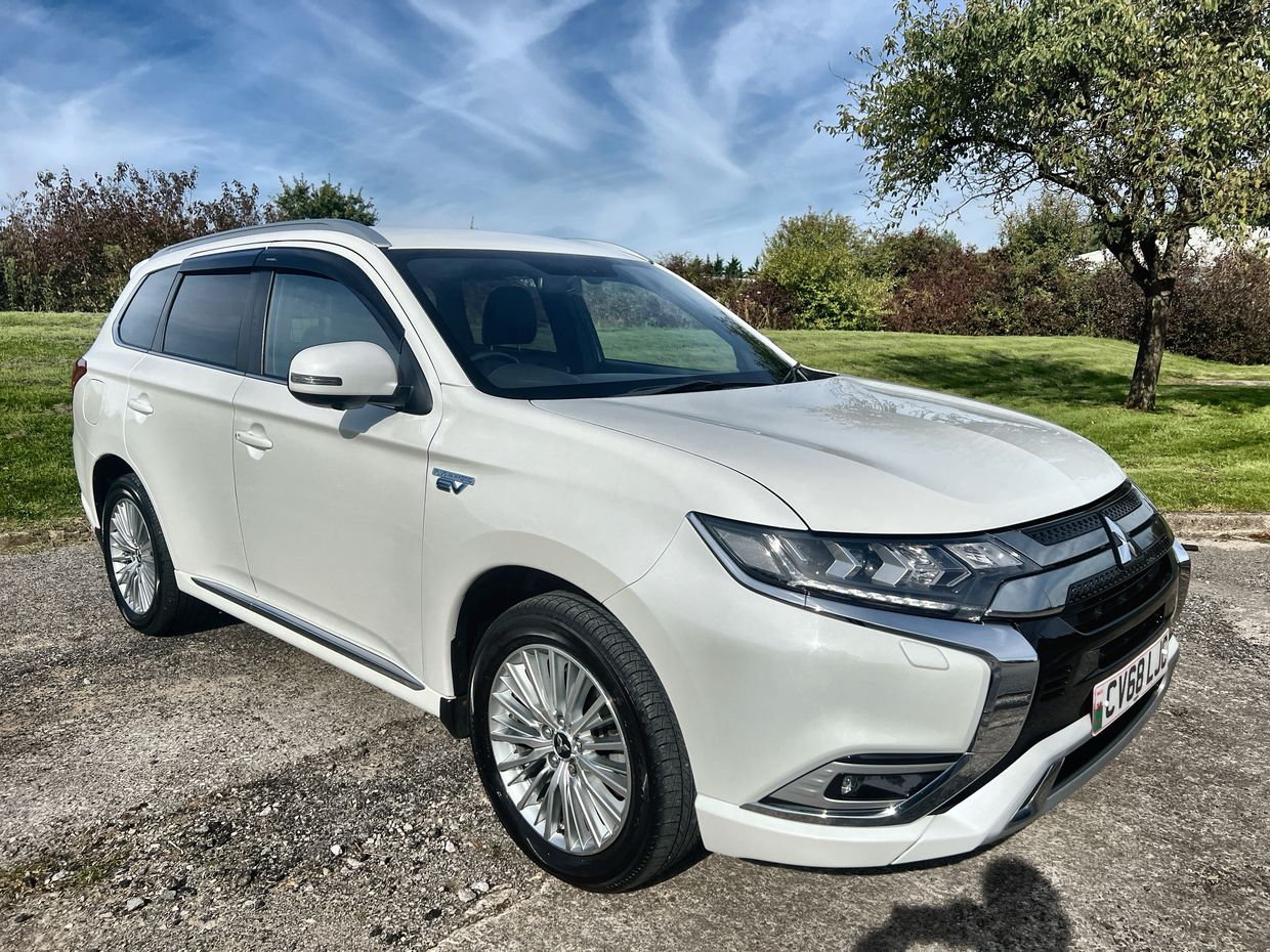 Main listing image - Mitsubishi Outlander