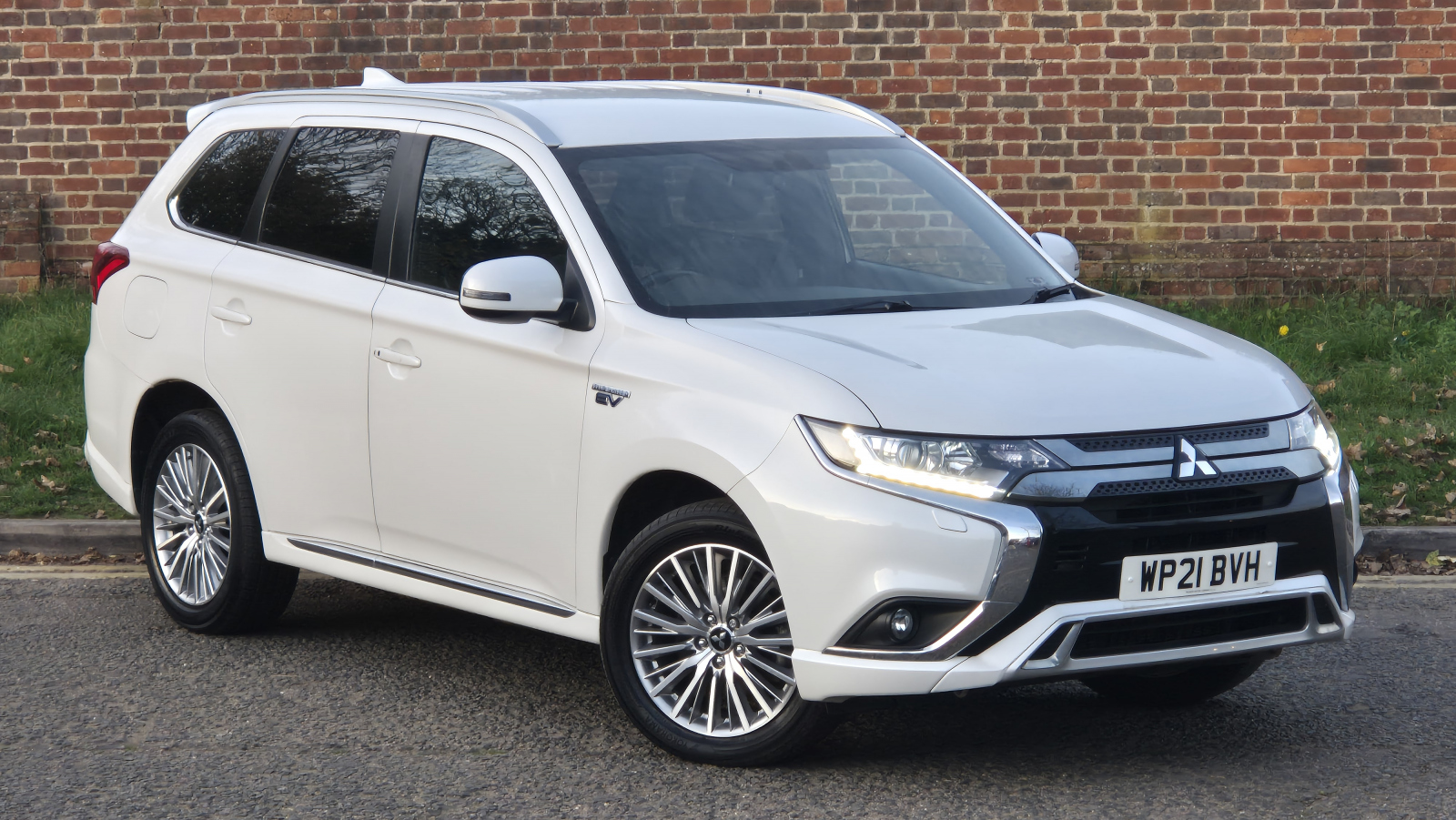 Main listing image - Mitsubishi Outlander