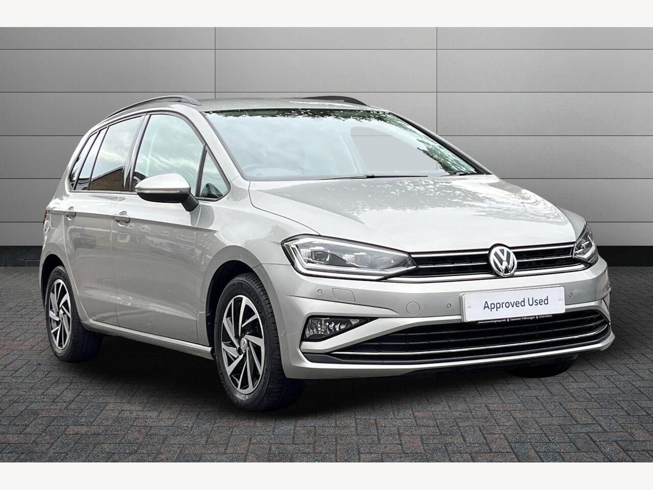 Main listing image - Volkswagen Golf SV
