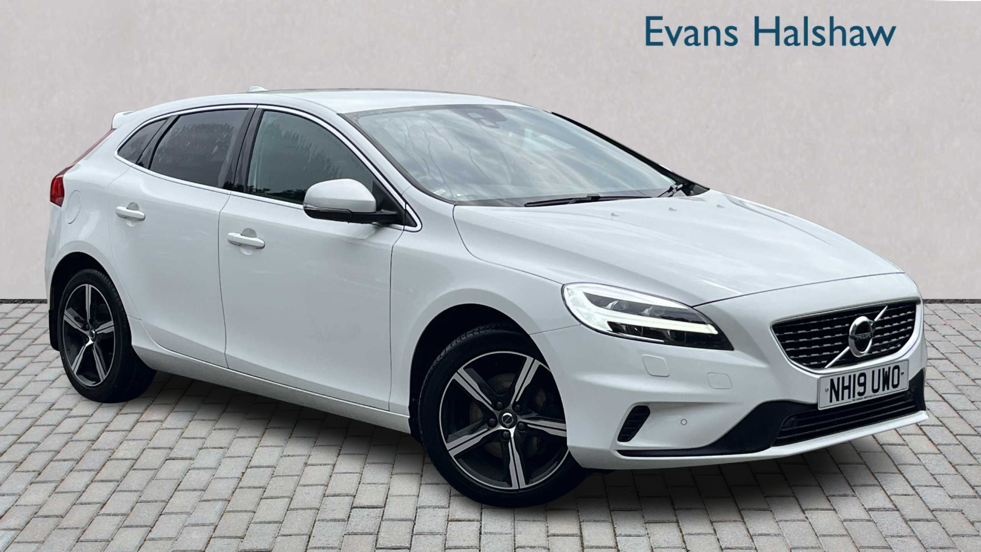 Main listing image - Volvo V40