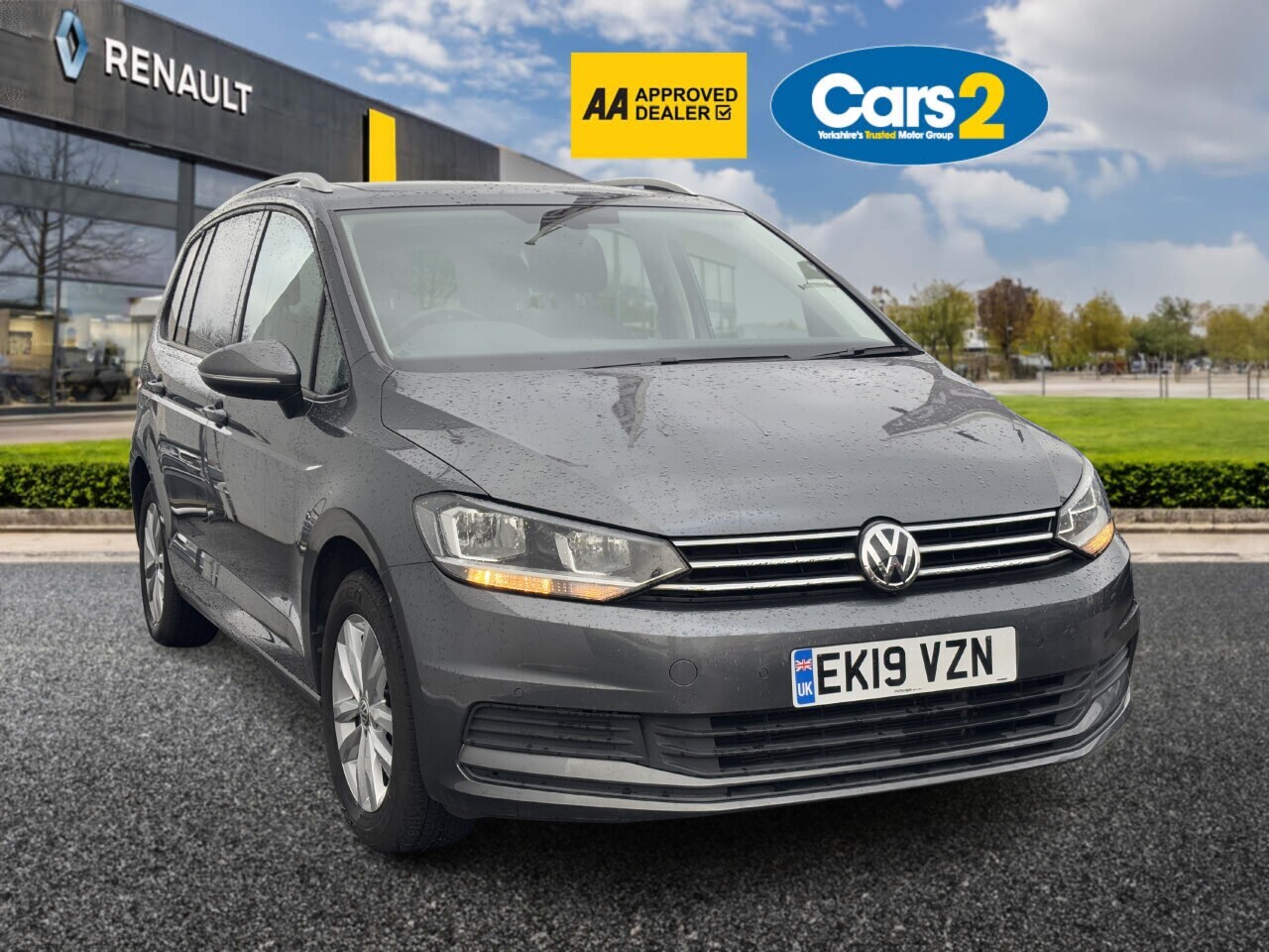 Main listing image - Volkswagen Touran