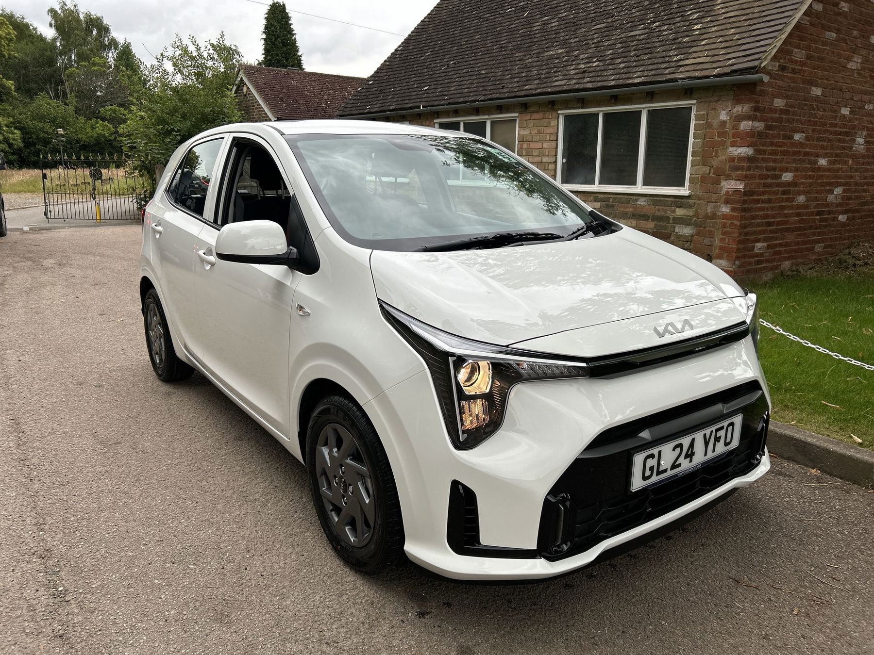 Main listing image - Kia Picanto