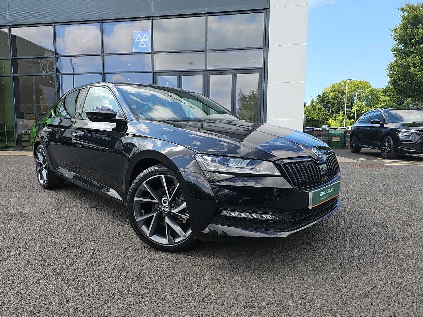 Main listing image - Skoda Superb