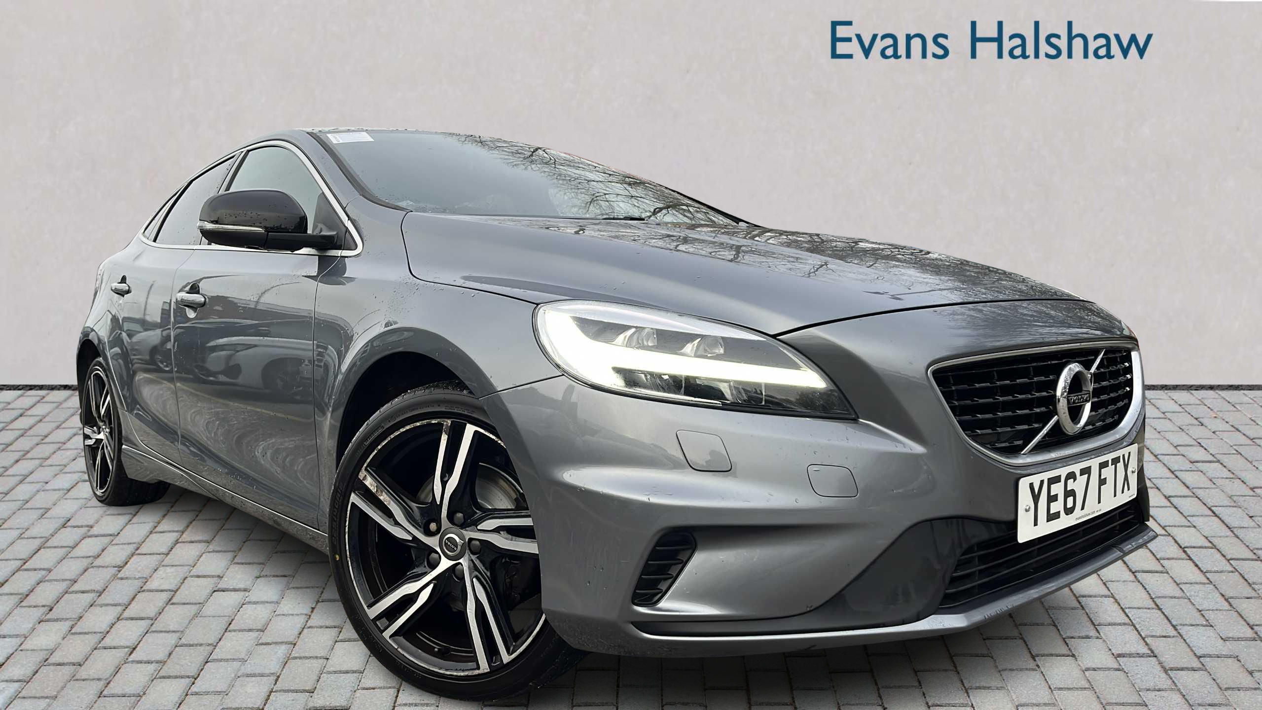 Main listing image - Volvo V40
