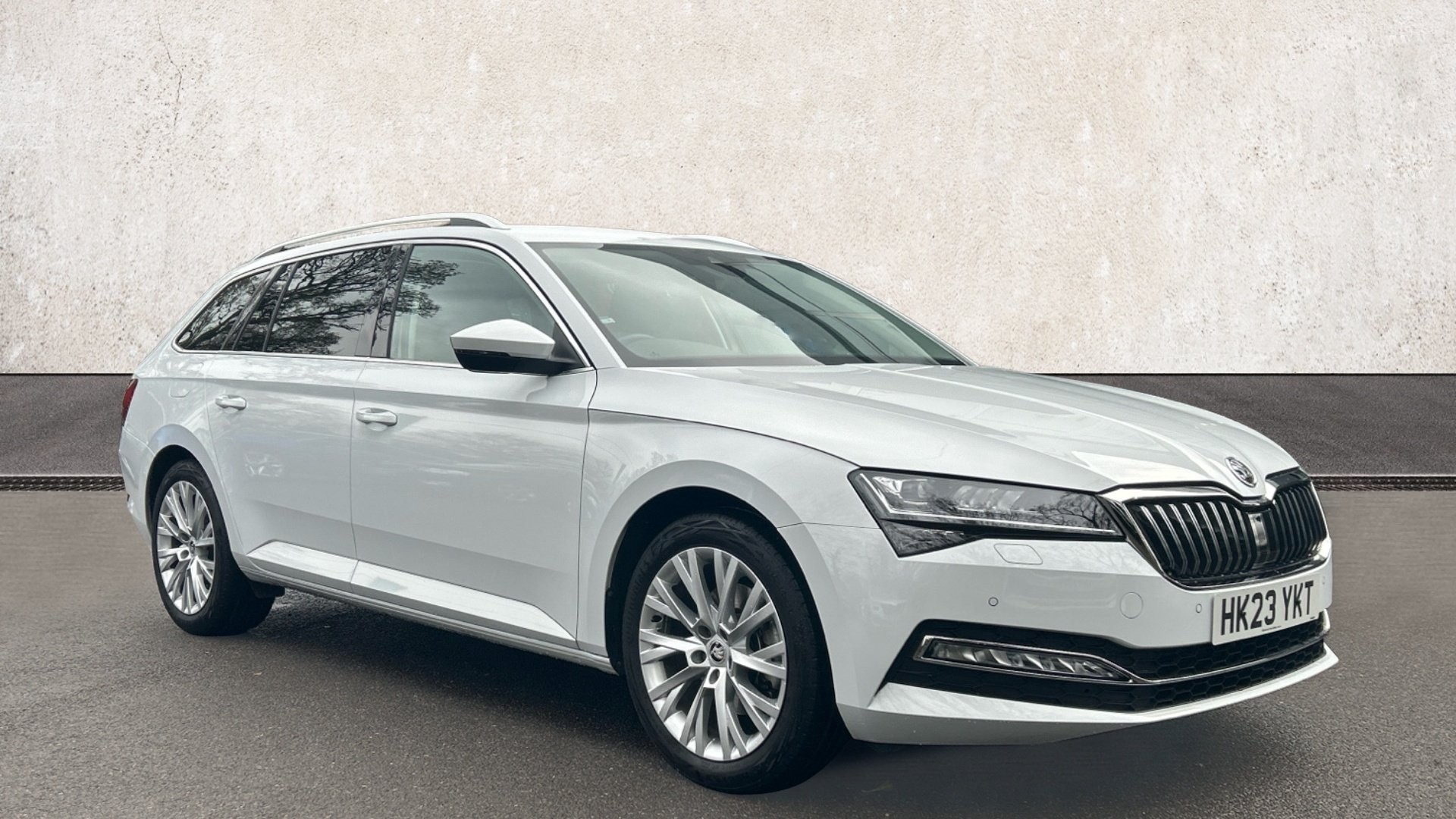 Main listing image - Skoda Superb Estate