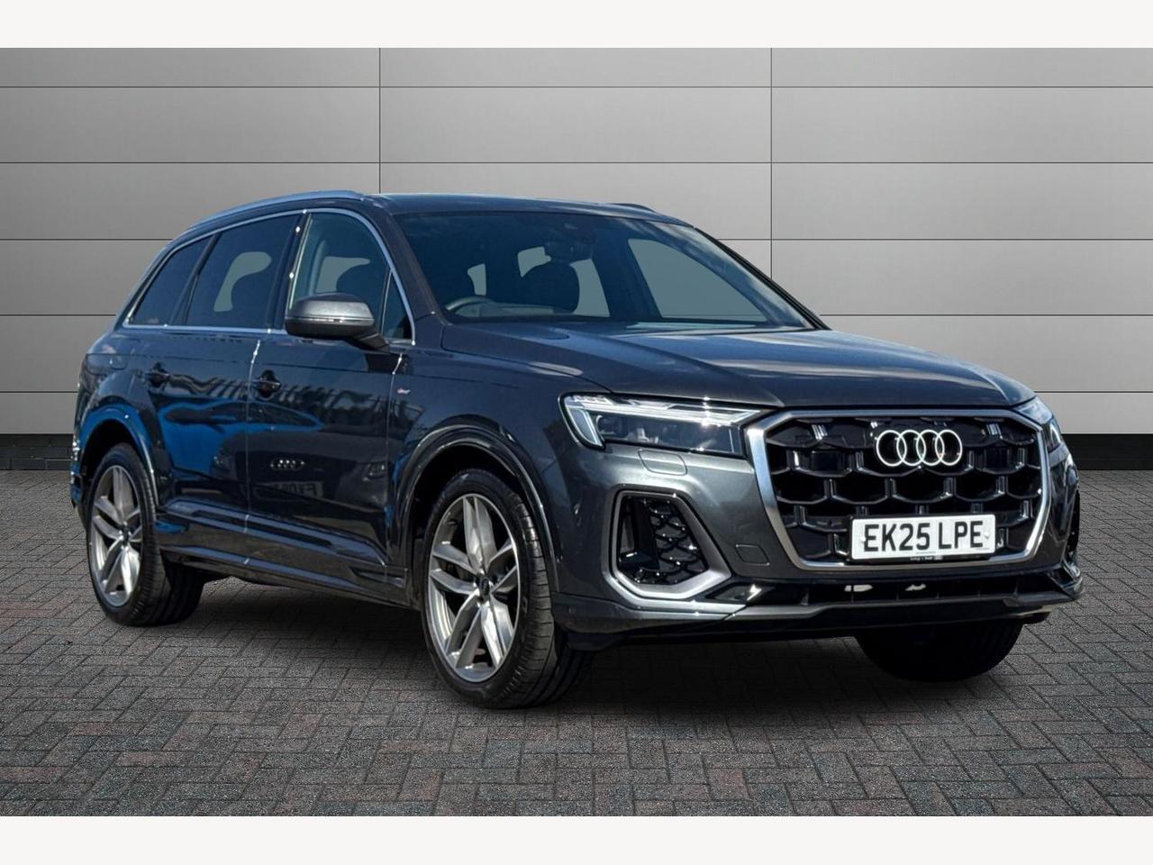 Main listing image - Audi Q7