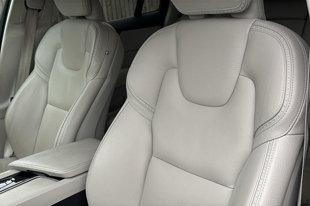 Main listing image - Volvo V60 Cross Country