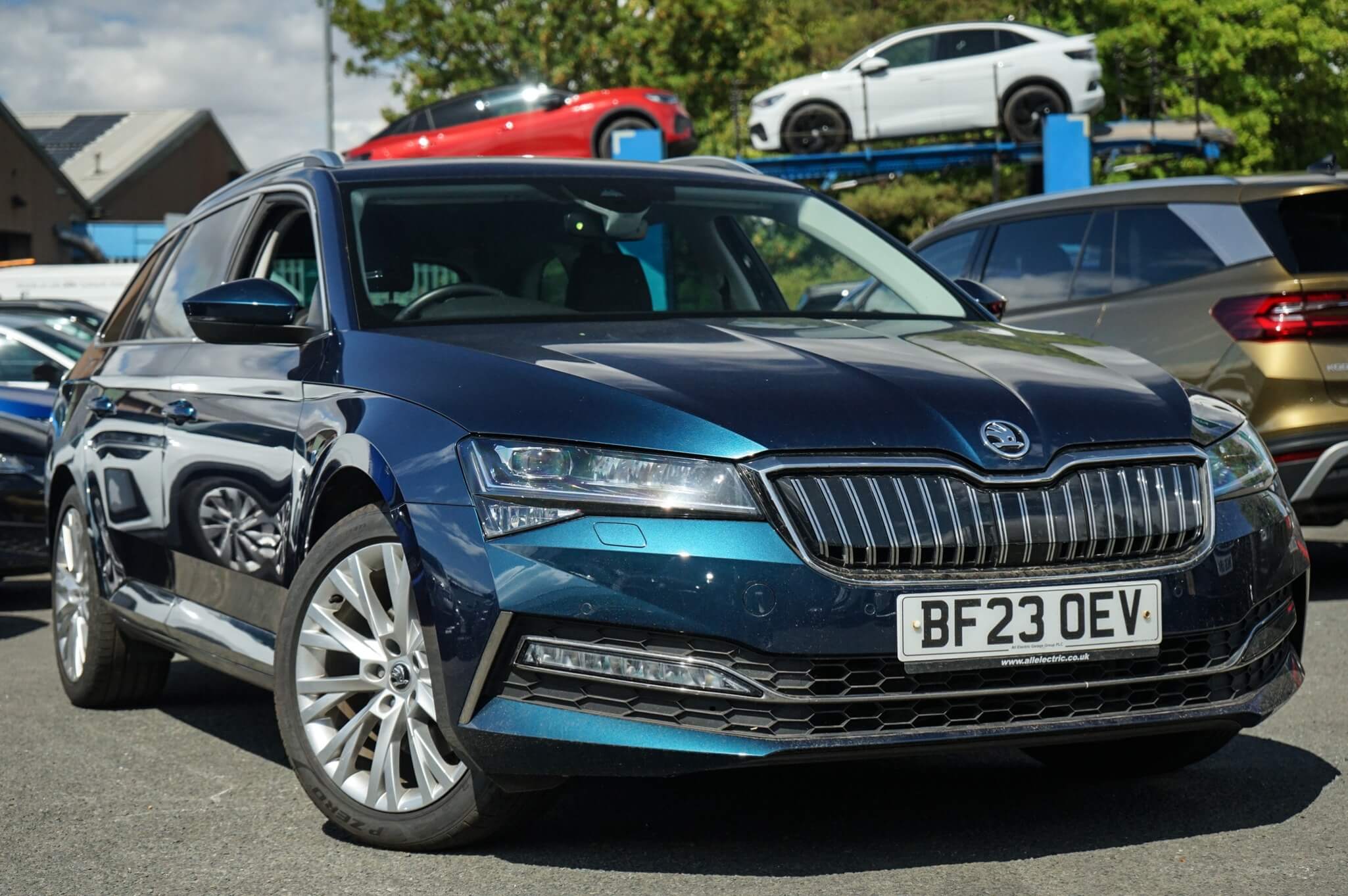 Main listing image - Skoda Superb