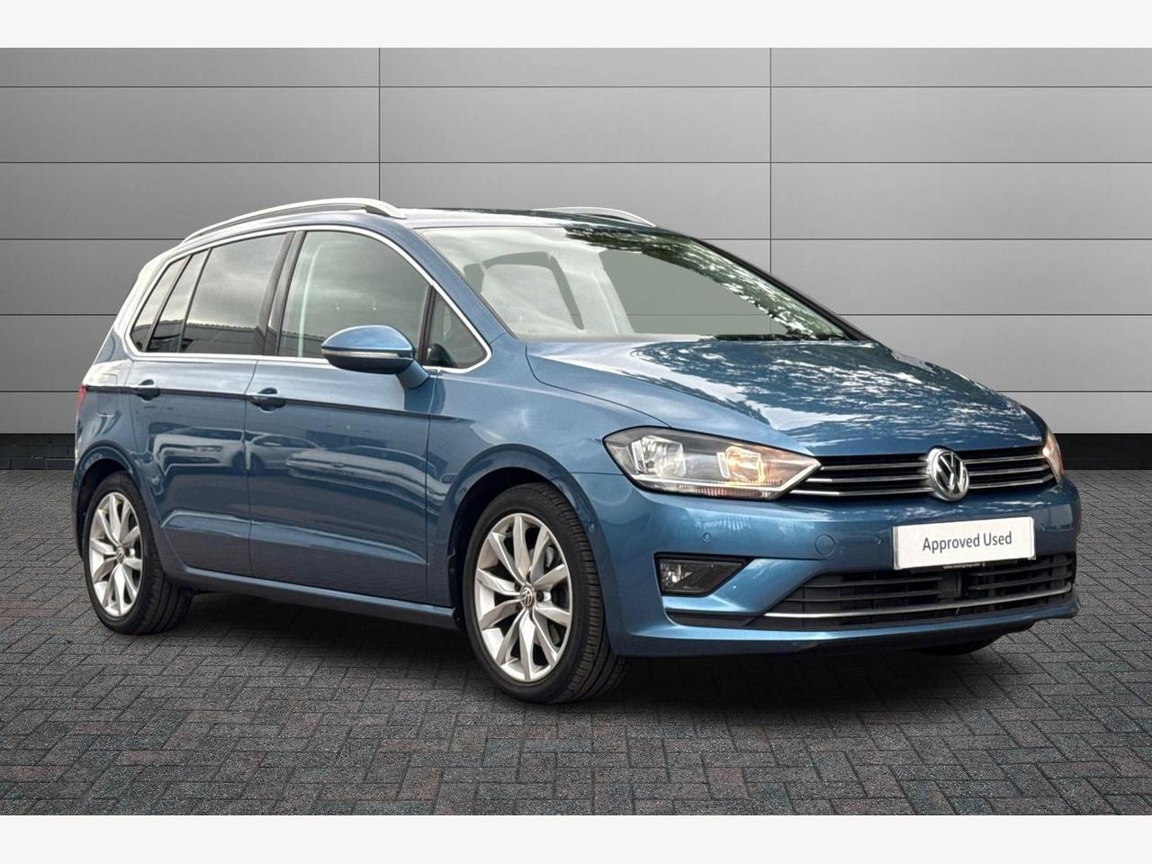 Main listing image - Volkswagen Golf SV